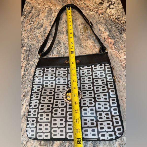 Betty Boop purse with gold hardware and rhinestones. Zipper expansion on bottom - Picture 3 of 15